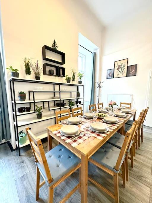 Apartment Stunning & Spacious 2bdr Apt In Center *